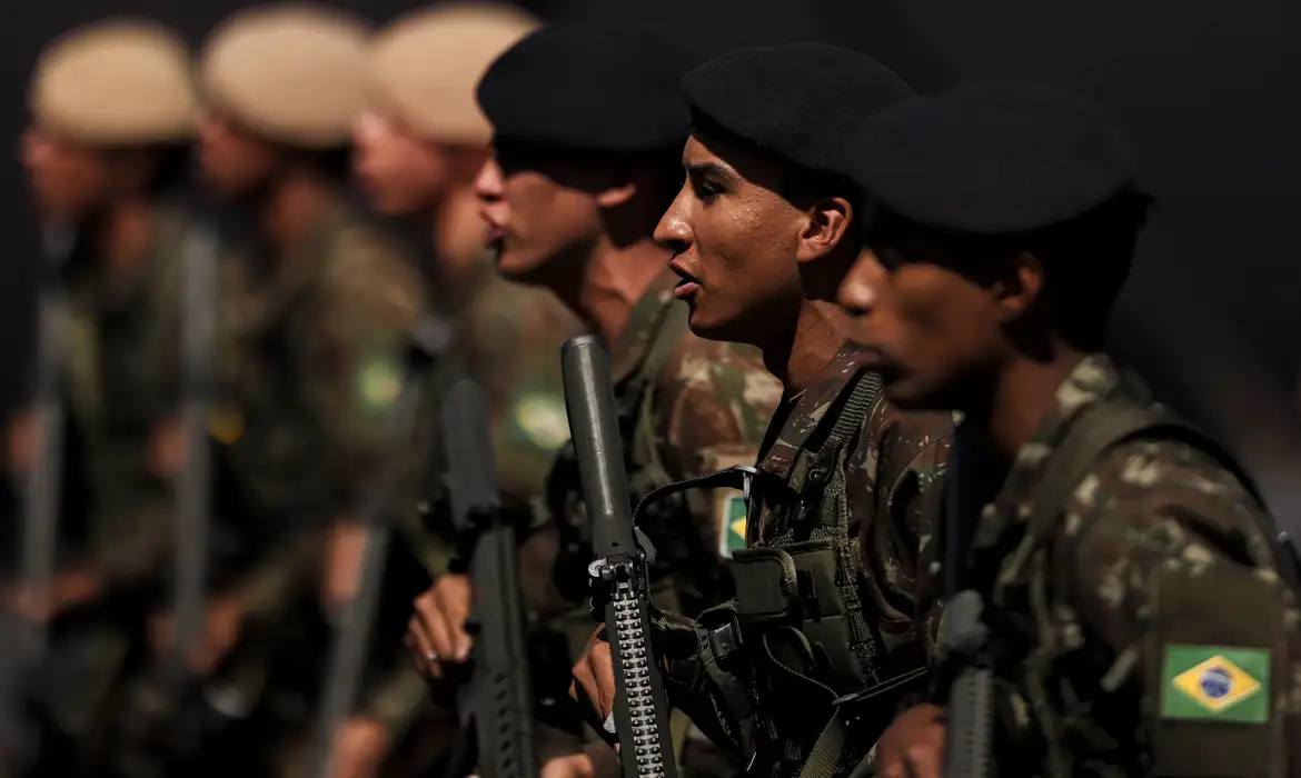 選挙支援のために派遣される兵士達（© Marcelo Camargo/Agência Brasil）