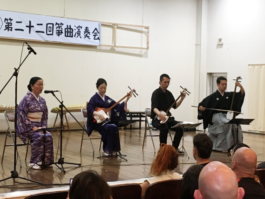 名曲『黒髪』を奏でる。一番右が大胡弓