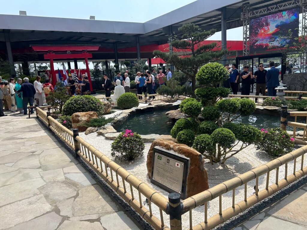 レージス・ビッテンクール街道沿いのGraalにできた本格的日本庭園