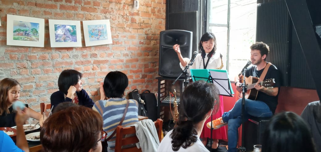 食事を楽しみながら、楽曲の世界に浸った会場