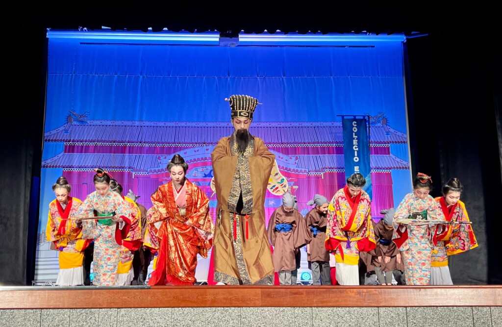 琉球王朝の古式行列を模した舞台を演じる生徒たち