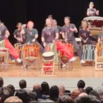 サンバ太鼓を楽しそうに演奏する様子