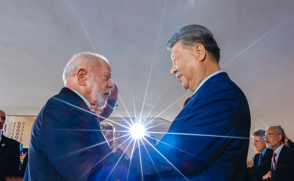 固い握手を交わすルーラ大統領と習近平国家主席（Foto: Ricardo Stuckert/PR）