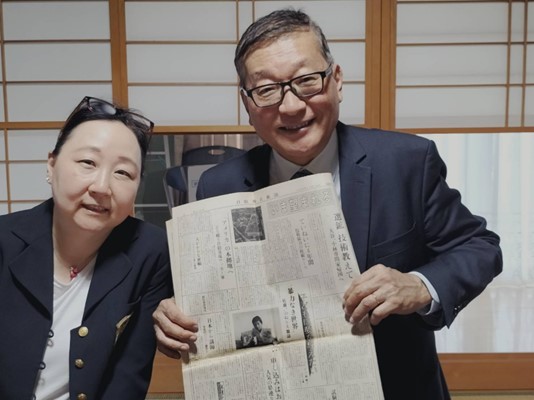 福島県浪江町の古田家で１９８６年のブラジルの日伯毎日新聞を持っている私と家内