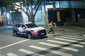 アコスタさんがパトカーを叩いて逃げる瞬間（Reproducao）