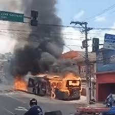 炎に包まれたバスが衝突した瞬間（Reproducao）