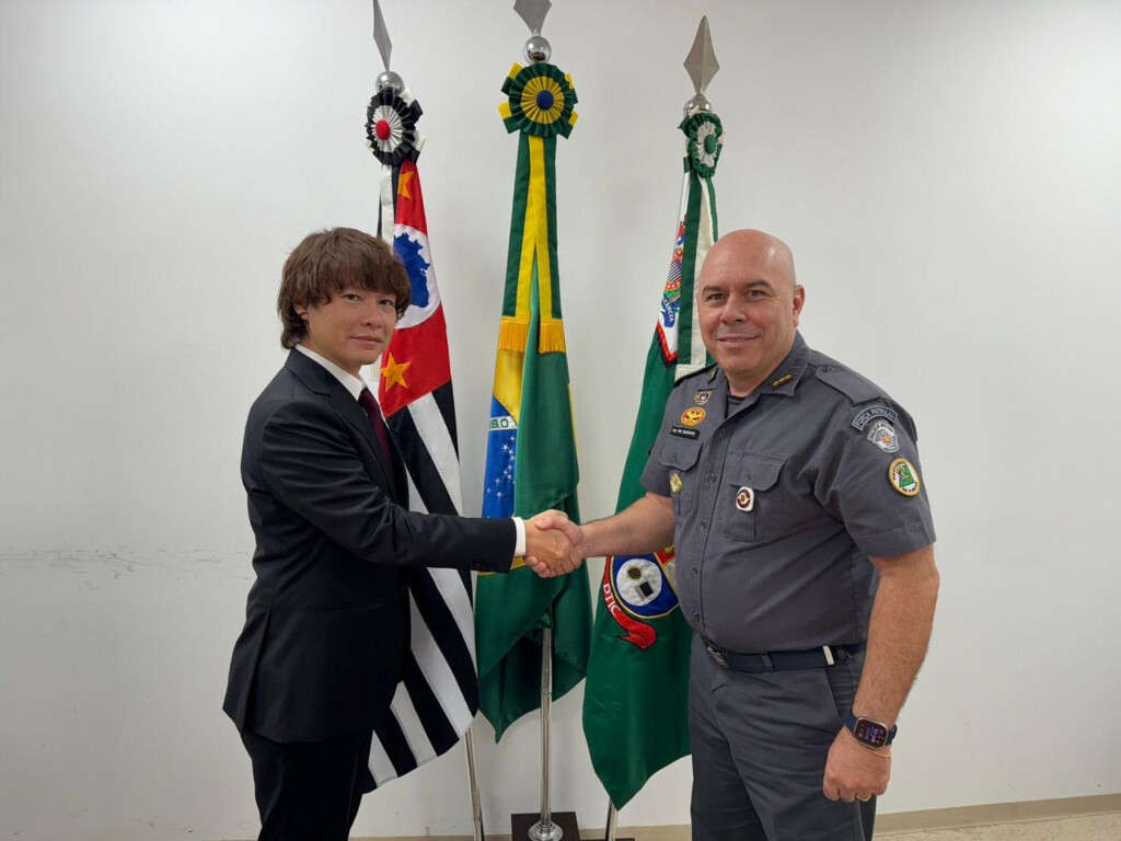 シンギュラー社取締役ＣＴＯの西谷圭介氏とサンパウロ州軍警の技術部ディレクターのグスターヴォ・エンリケ・バルボーザ大佐