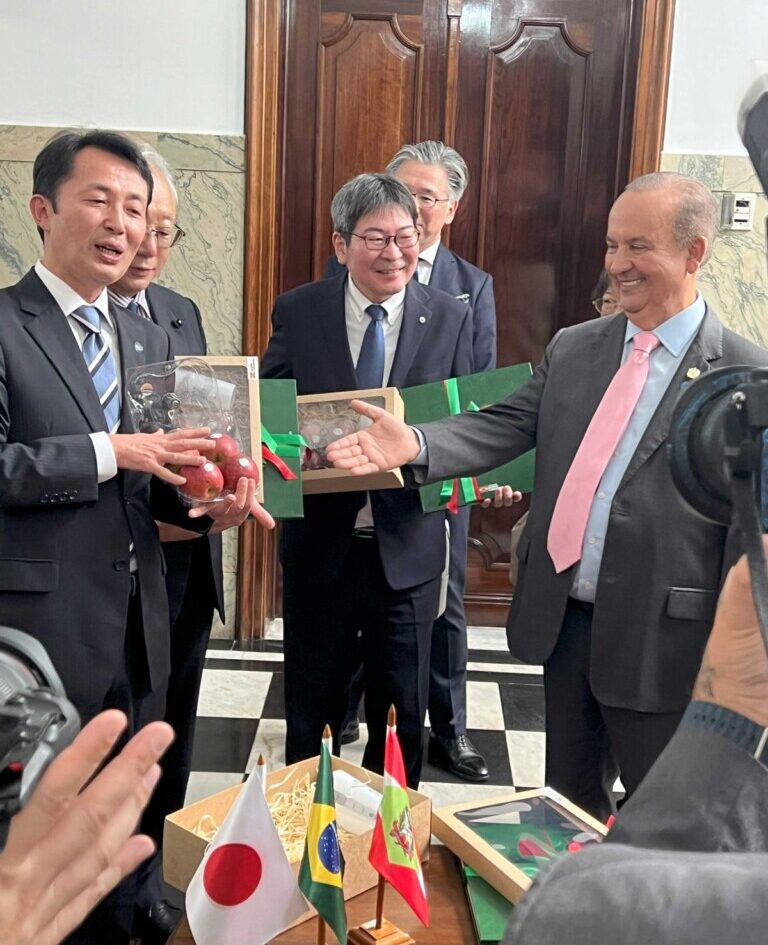 左から林大使、小谷副県知事、SC州知事