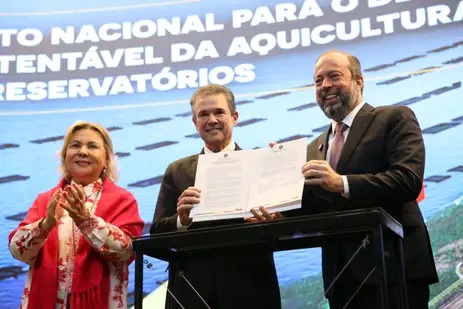 ワークショップでの農務相（中央）と鉱山動力相（右）（© José Cruz/Agência Brasil）