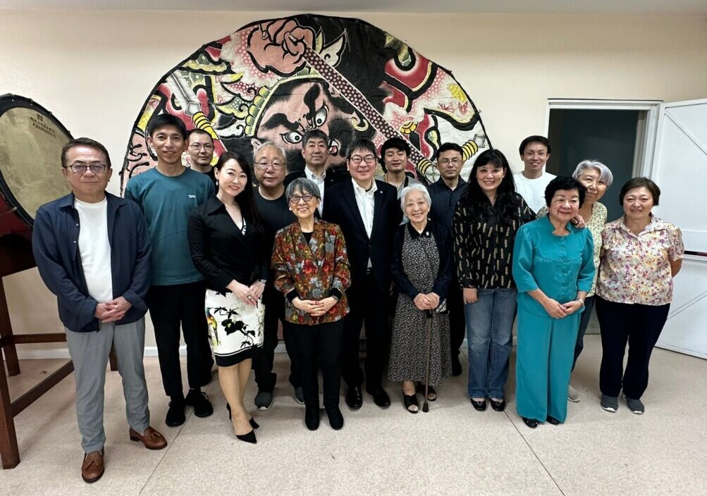 県人会員と慶祝団一行