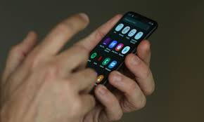 携帯電話を扱う手（Tania Rego/Agencai Brasil）