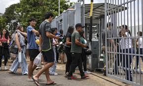 受験会場に入る学生たち（Marcelo Camargo/Agencia Brasil）
