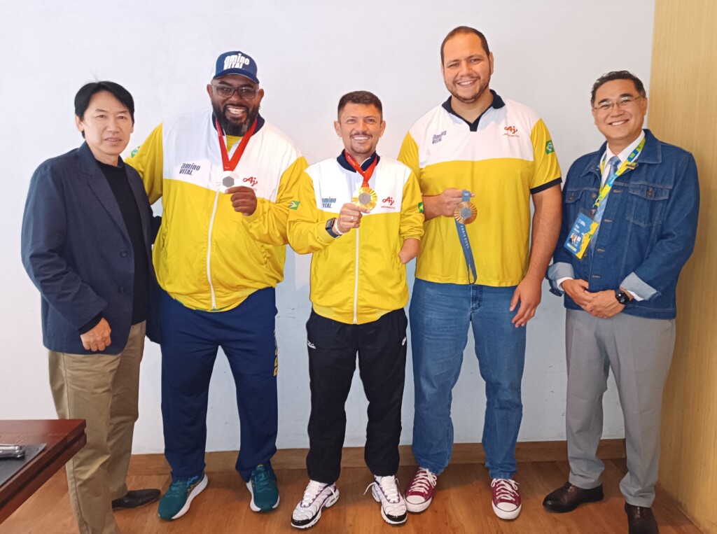 右から中村ブラジル味の素社長、ラファエル・シウバ選手、ペトルシオ・フェレイラ選手、チアゴ・パウリーノ選手、斎藤常務取締役(食品事業部長)