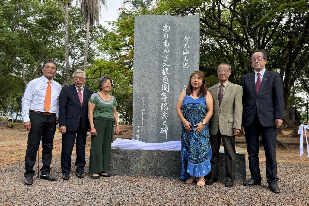 序幕した記念碑に立つ弓場的会長、西尾ロベルト氏、同公園土地寄付者の子孫、輪湖氏の子孫、永田翼氏、関副知事（左から）