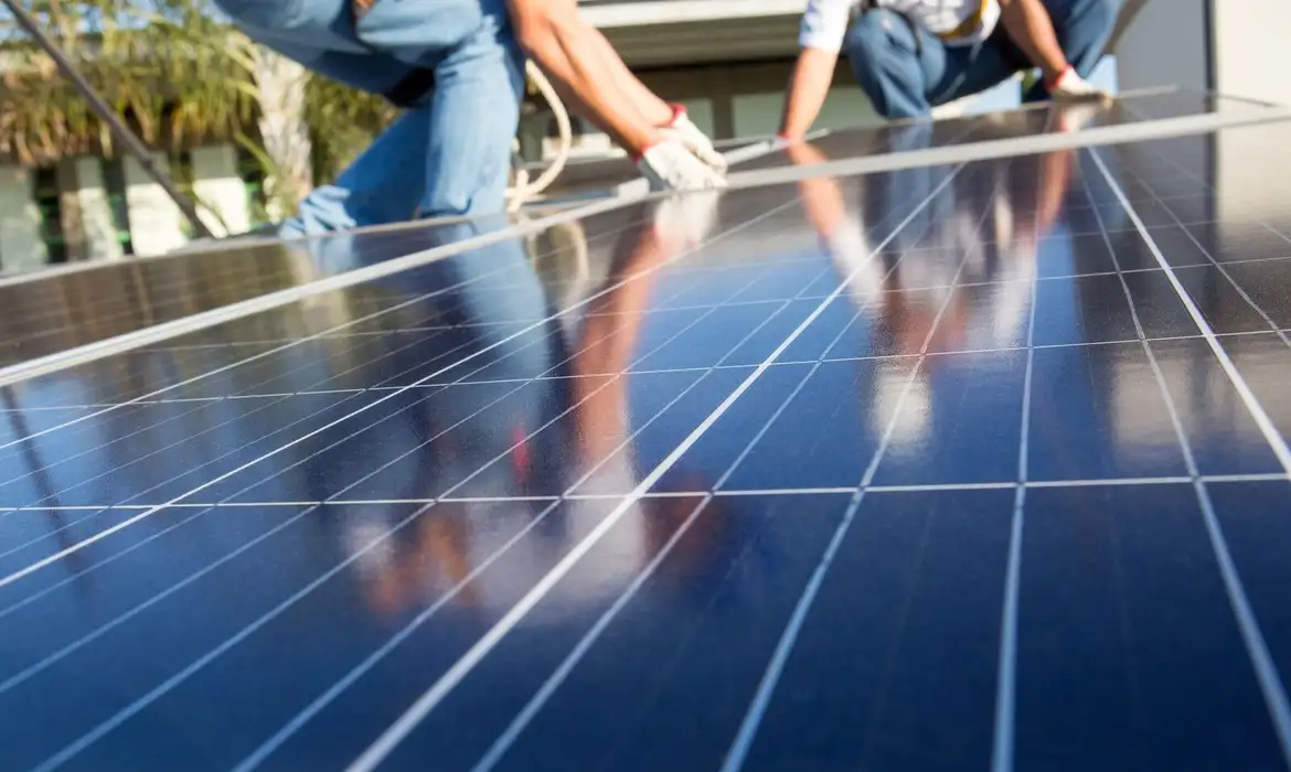 太陽光発電用のパネルの設置作業（© Soninha Vill/GIZ）