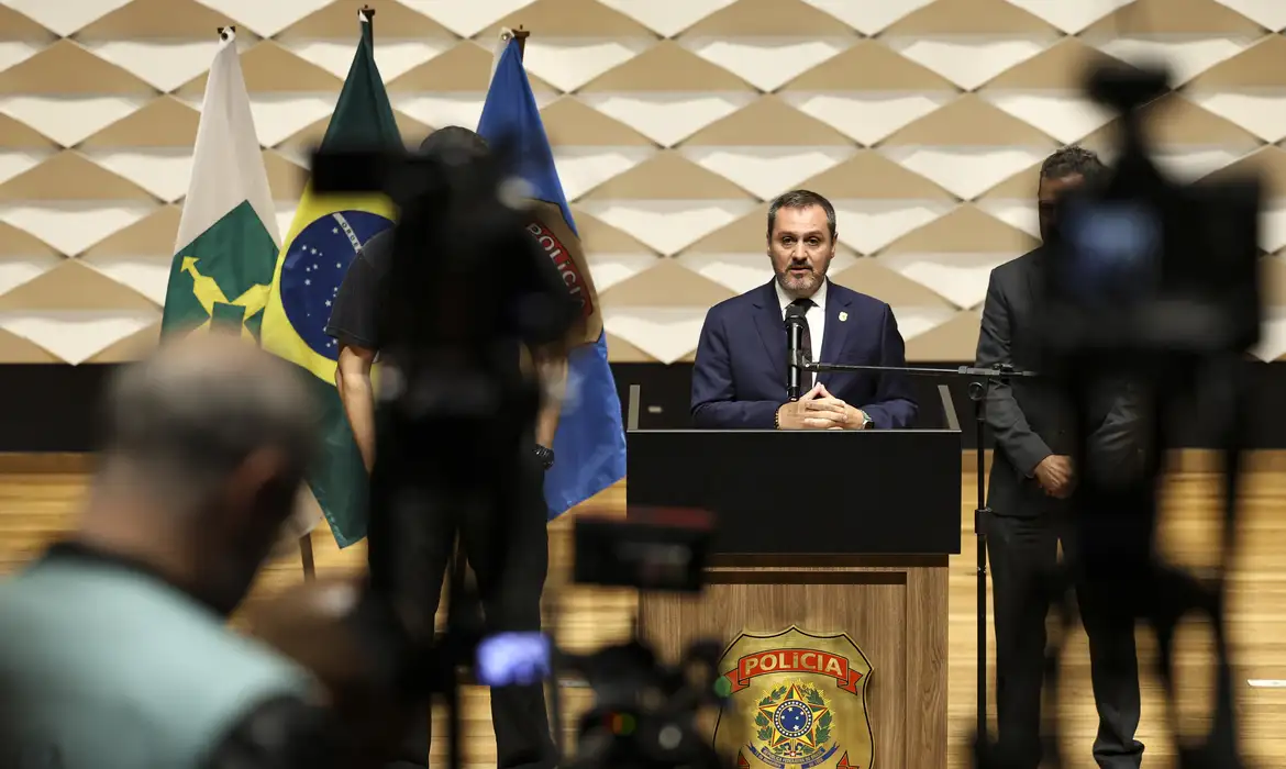 ブラジリアでの爆発事件に関する会見を行うロドリゲス連警長官（© Marcelo Camargo/Agência Brasi）