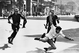 1968年、警官に追われて倒れる活動家の学生（Reproducao）
