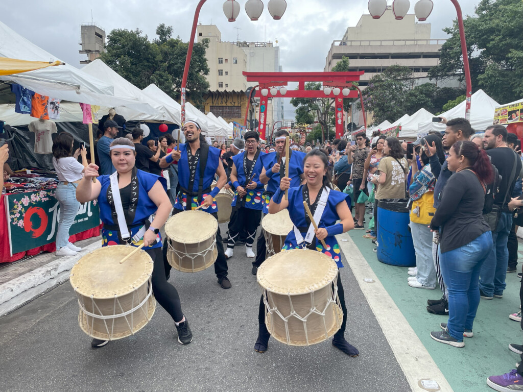 鳥居下から広場へ向けて行進演奏するパラーダ太鼓