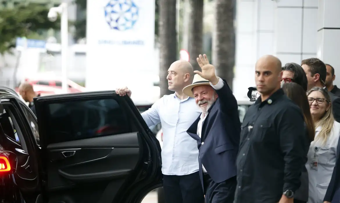 帽子を被り、病院を後にするルーラ氏（© Paulo Pinto/Agência Brasil）