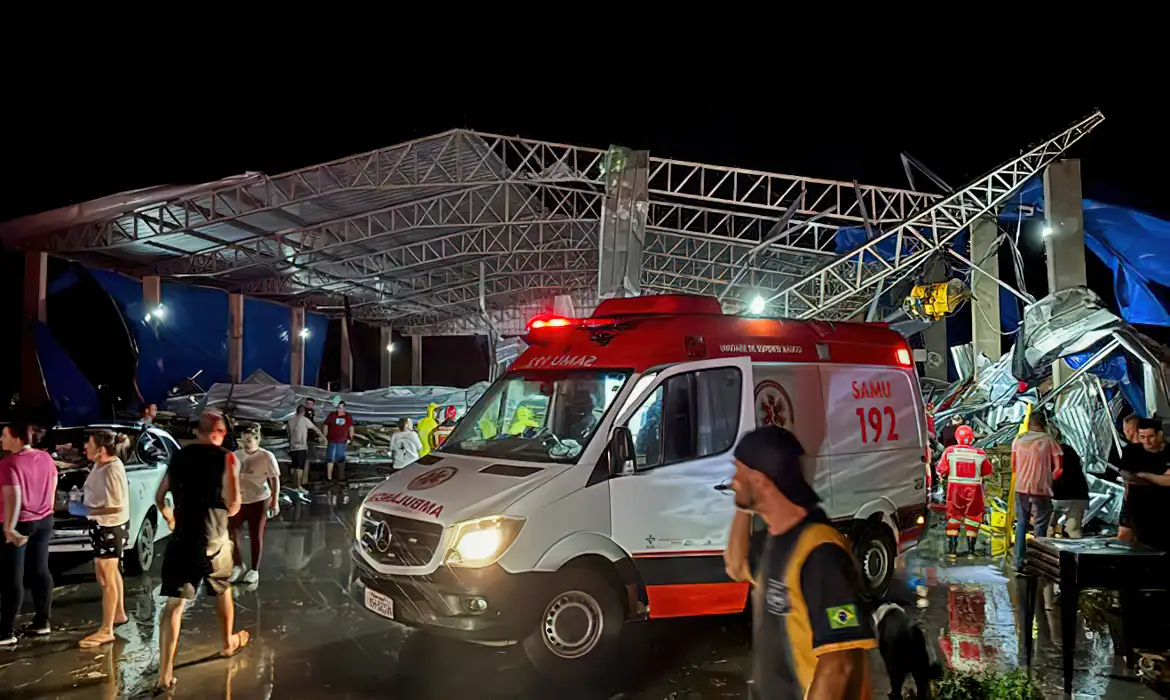 強風で一部が倒壊したパビリオンと救急車(© Rádio Sobradinho/Divulgação)