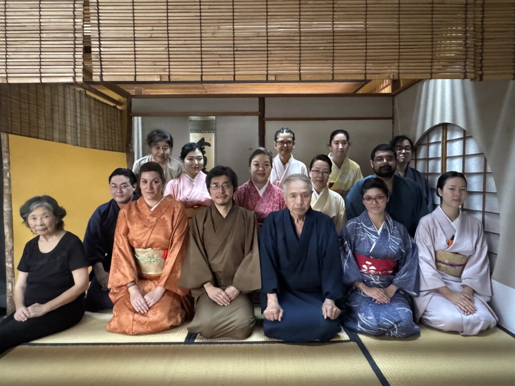 修了茶会に参加した生徒たちと星宗中ベルタ先生(前列左)、林宗一代表(前列左から三番目)、林宗慶教授ほか