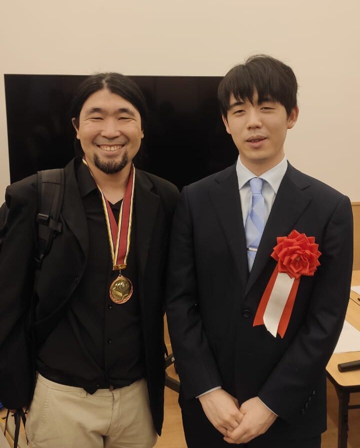 浜さんと藤井聡太七冠(左から)