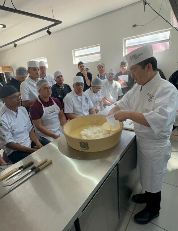 ブラジルでセミナーを行う小川さん