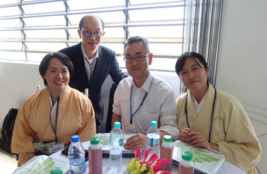 新婚旅行を兼ねてきた坂井妻孝子さん（左）と恭平さん（後ろ）