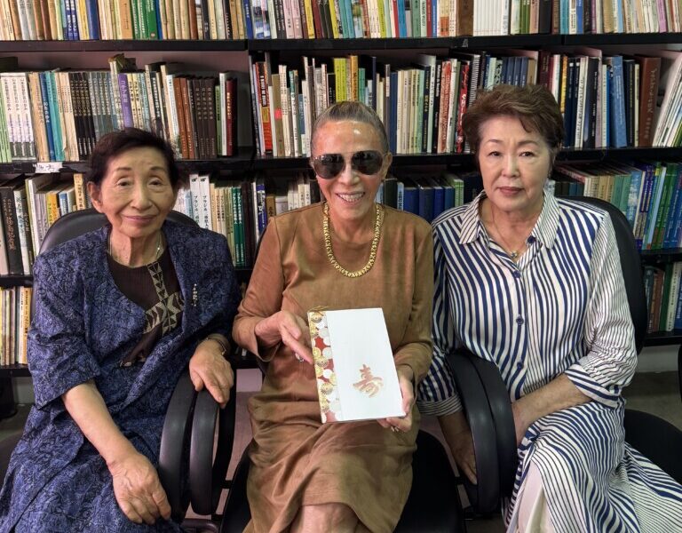 案内に訪れた茶木宗喜さん、実行委員長武田宗清さん、松原宗美さん