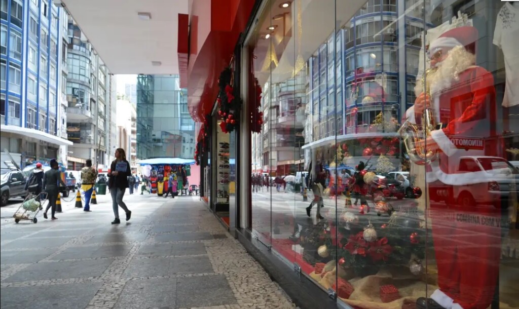 クリスマスの雰囲気が漂う街並み（© Rovena Rosa/Agência Brasil）
