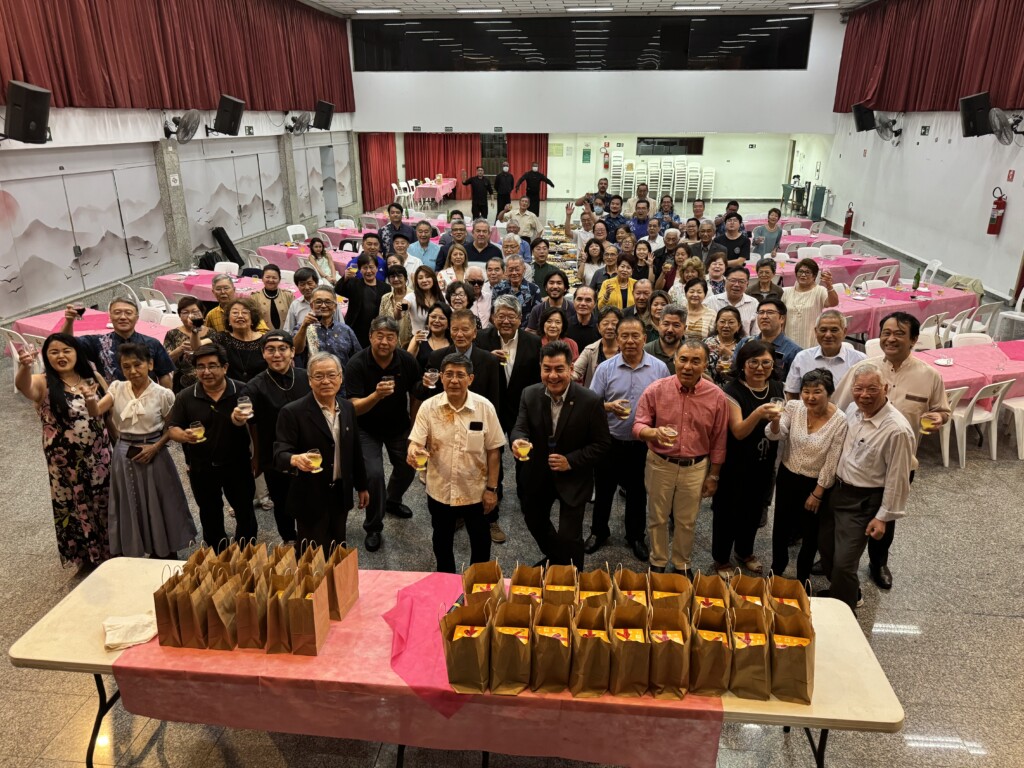 「サウーデ、乾杯、カリー！」と全員で乾杯