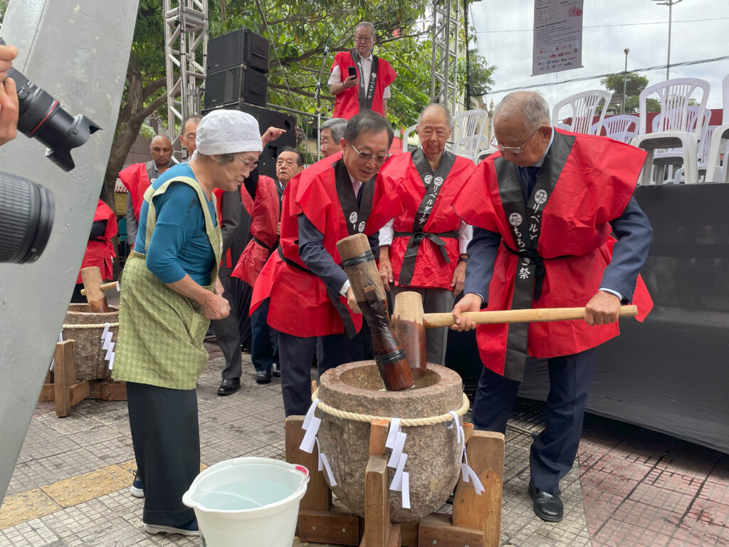 リベルダーデ広場で餅つきをする様子（昨年）