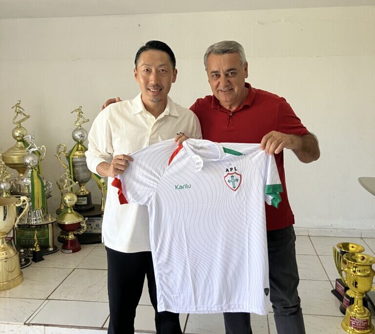 田島さんとモレティ会長（左から）