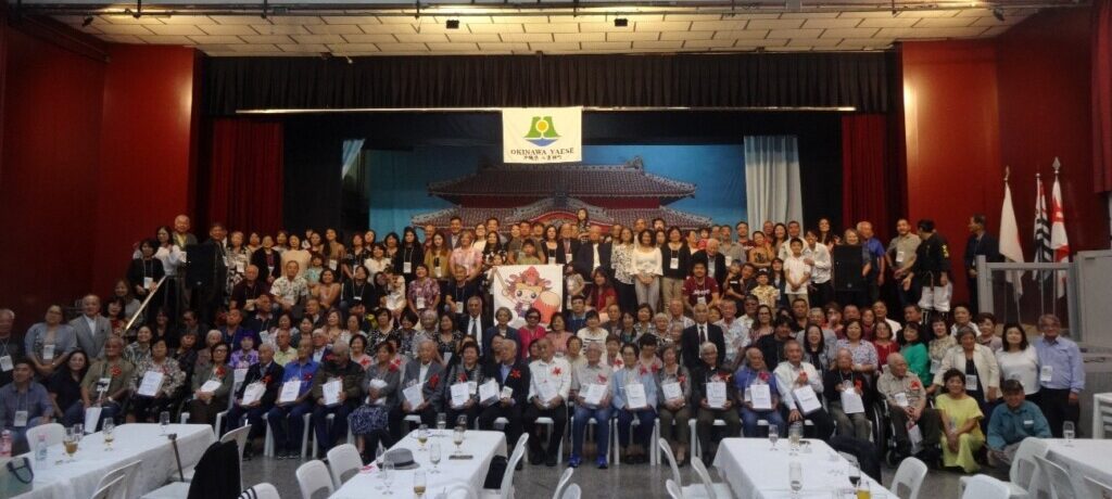 式典に参加した約200人のブラジル八重瀬町人会関係者たち