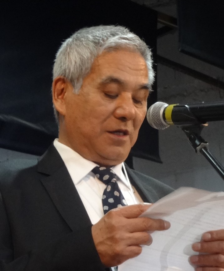 あいさつする具志堅会長