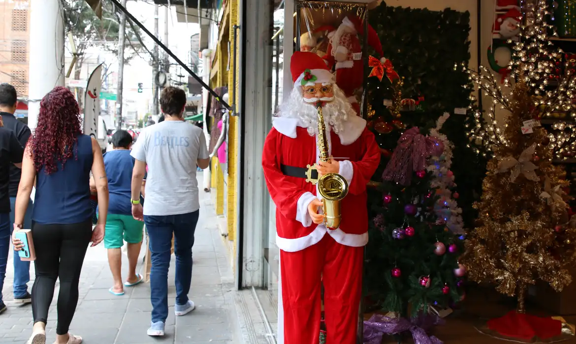 クリスマスの飾り付けがされた店（© Rovena Rosa/Agência Brasil）