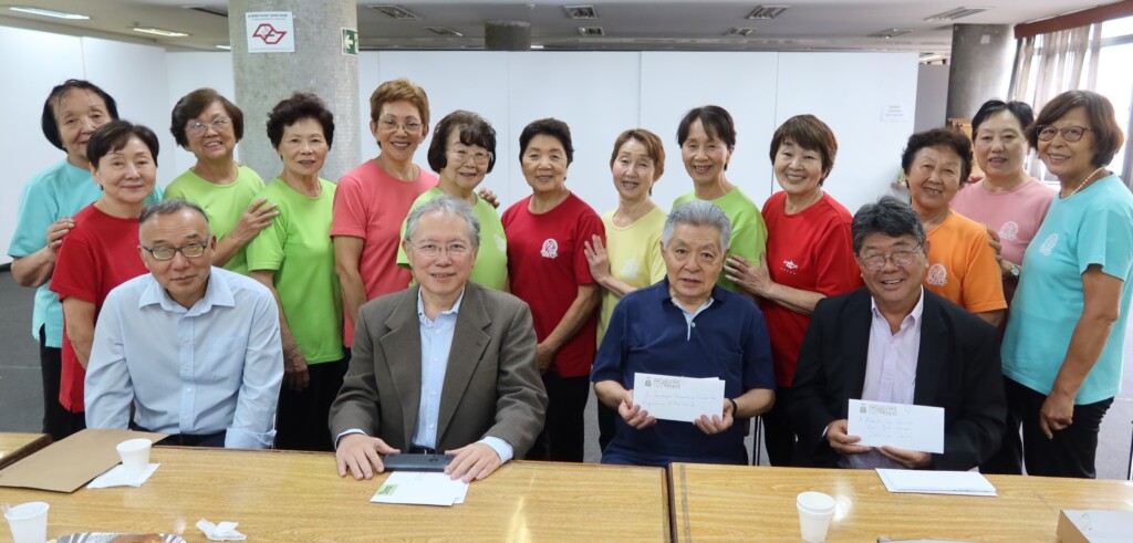 4団体に寄付した健康体操の皆さん