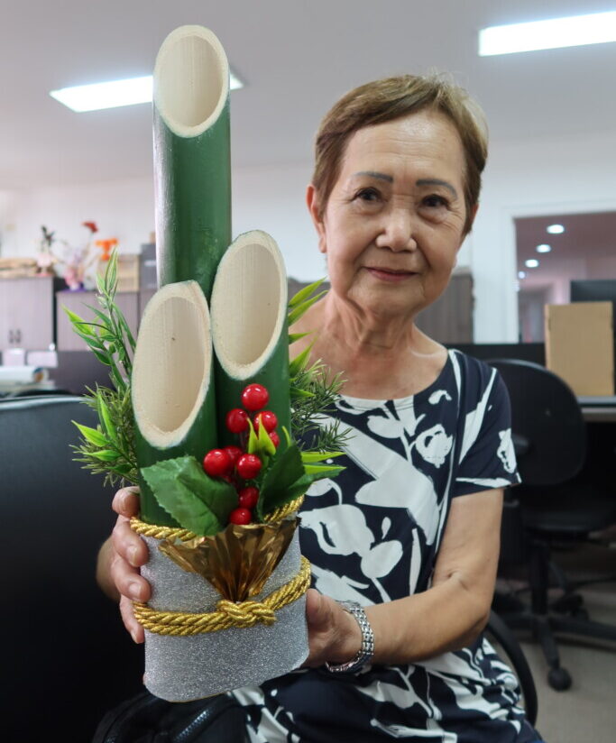 門松を手に持つ舞踊部の竹内昌子さん