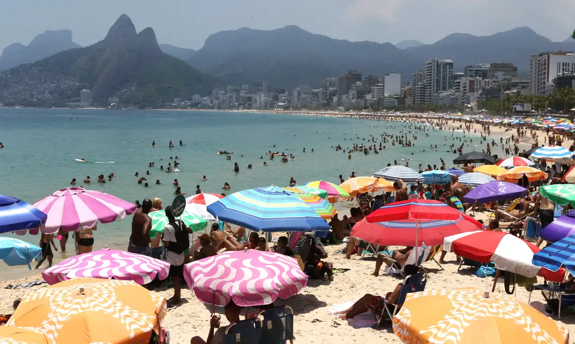 観光客で賑わうリオ市の海岸（© Tânia Rêgo/Agência Brasil）