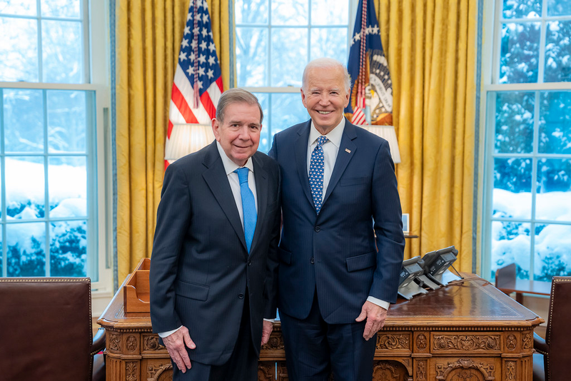バイデン大統領(右)と会談したエドムンド・ゴンザレス氏(左)(Foto:Adam Schultz/Fotos Publicas)