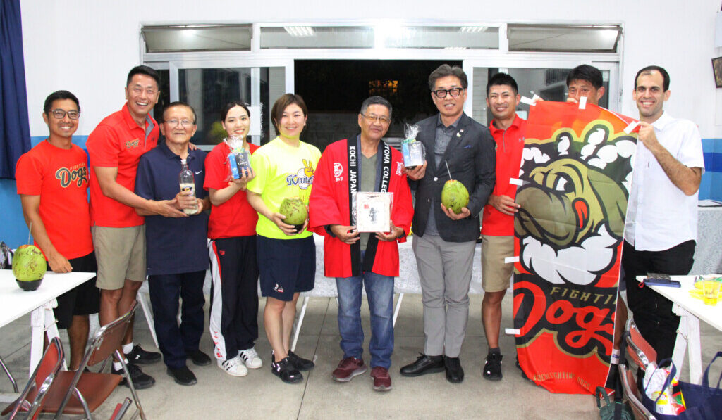 佐竹オーナー（右から4人目）と記念品交換を行う甲藤会長（中央）。左から2人目が北古味代表