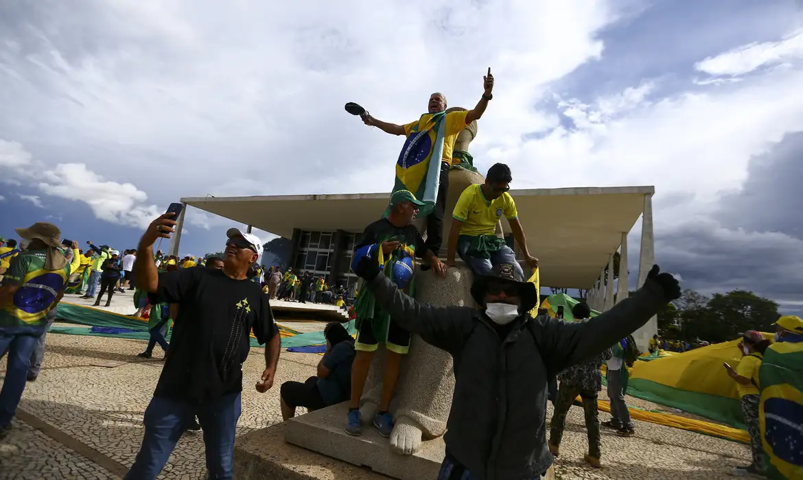 最高裁前の彫像に上ったり自撮りしたりする人々(© Marcelo Camargo/Agência Brasil)
