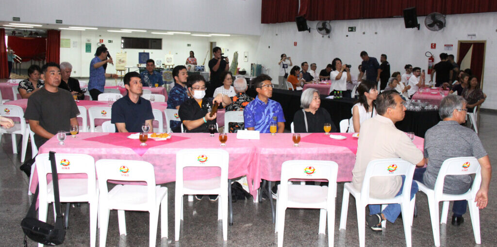 「うりずん」の舞台発表を見る沖縄訪問団（前席向こう側）