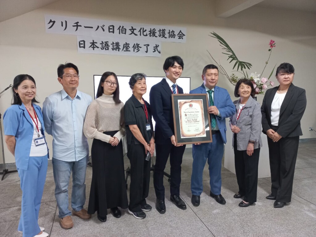 瀬戸市議(右から3人目)から授与された表彰状(提供写真)