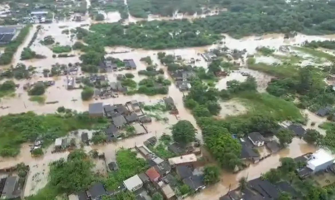 町中が水に覆われたウバツーバ（© Defesa Civil de SP/Divulgação