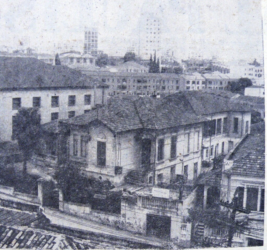 1958年1月8日付けパウリスタ紙掲載の旧大正小学校の全景（中央の建物）