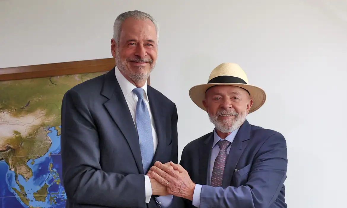 COP30の議長に指名されたラゴ氏とルーラ大統領（© José Cruz/Agência Brasil）