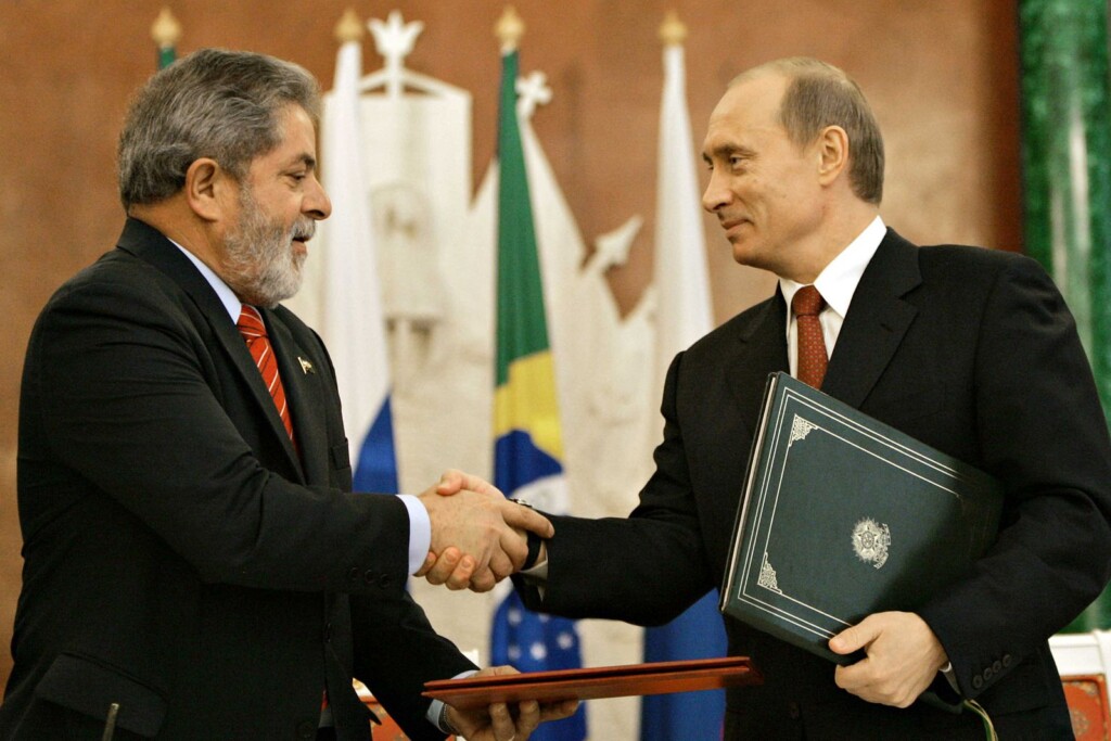2005年、モスクワで会談したルーラ大統領(左)とプーチン大統領(右)(Foto Ricardo Stuckert/PR)