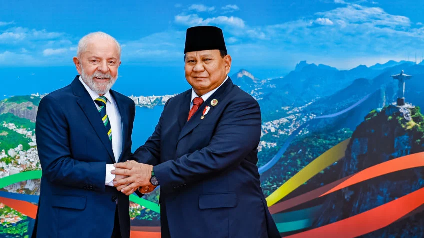 インドネシアのプラボウォ・スビアント大統領（右）と握手するルーラ大統領（左）（24年11月、リオG20サミット）（Foto: Ricardo Stuckert/PR）