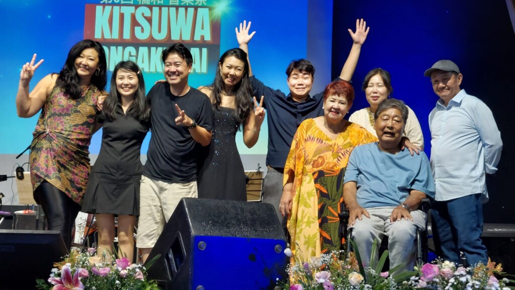 祭り後に写真に納まった橘和保江、オズワルド夫妻（前列）、（後列左から）次女、長男夫妻、三女、長女一家（©Silvio Sano）